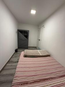 En eller flere senge i et værelse på Alojamiento confort + 14 billeder