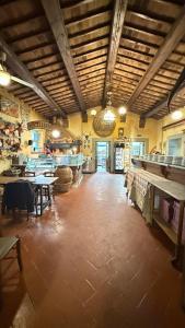 een grote ruimte met tafels en tafels in een restaurant bij la villa bella vista in Castelmuzio