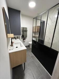 Et badeværelse på La P'tite escapade, a small haven of peace in Écuélin + 7 billeder