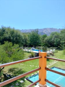 vistas a la piscina desde el balcón de un complejo en Cabañas Rincon Verde, en Merlo