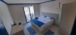 una piccola camera da letto con un letto e una finestra di citadel mountain sun guest house ad Amman