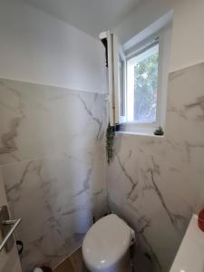 ChiatraにあるVilla Bianca Chioselleのトイレと窓のあるバスルーム