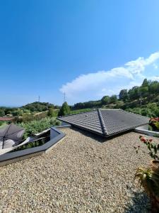 ChiatraにあるVilla Bianca Chioselleの砂利の庭に縞模様の屋根がある家