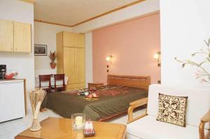 - une chambre avec un grand lit et une table dans l'établissement Guesthouse Irida, à Belokomiti