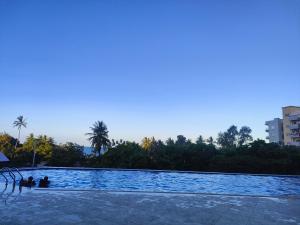 twee mensen zitten voor een zwembad bij Lan Ting massage hotel in Dar es Salaam