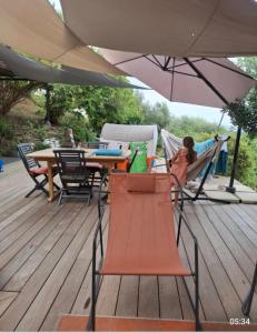 ChiatraにあるVilla Bianca Chioselleの甲板に座る女性