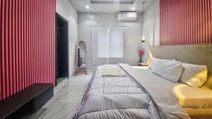 Una cama o camas en una habitación de Distinct Apartment