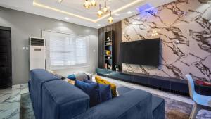 Una televisión o centro de entretenimiento en Distinct Apartment