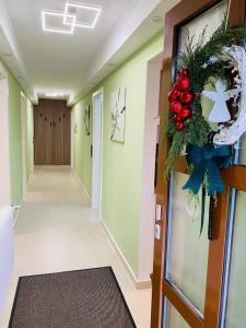 un corridoio con una ghirlanda natalizia sul muro di Kandelblick a Waldkirch