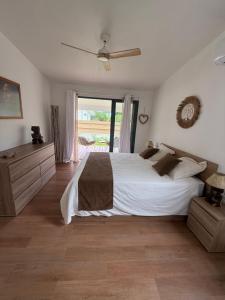 Postel nebo postele na pokoji v ubytování Moorea Tiki Lodge