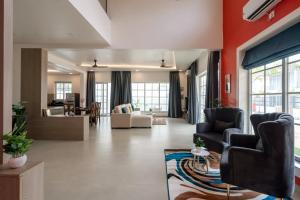 Posezení v ubytování AQUA VERDE- 3 Bedroom Townhouse wd Pvt Pool & Terrace