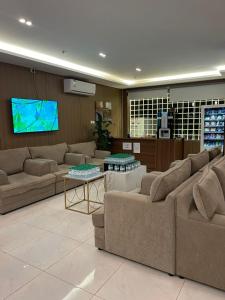 O zonă de relaxare la ميموريس اوف ذي ماونتينز للشقق المخدومة