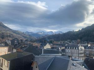 a view of a town with mountains in the background at Villa Ramuntcho in La Bourboule