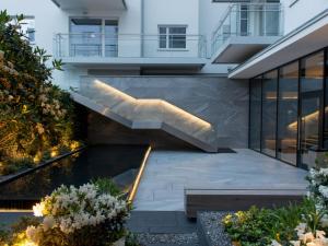 eine Treppe, die zu einem Gebäude mit einem Garten führt in der Unterkunft Apartament August in Gdynia