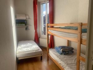 a room with two bunk beds and a window at Villa Ramuntcho in La Bourboule