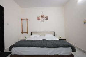 En eller flere senge i et værelse på Shiv Homestay