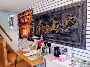 un tapiz colgado en una pared en una habitación en ホワイトホテル鎌倉, en Kamakura