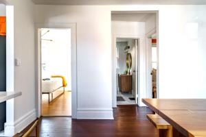 Кровать или кровати в номере Jungle House Luxury Homes - Columbus Downtown Short North - Walk to Convention Center & Nationwide Arena - Sleeps up to 8 - Free Parking - Over 5,800 Five Stars