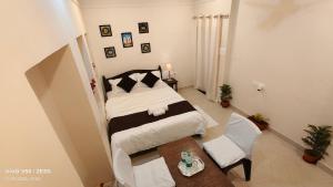 a small bedroom with a bed and a table at Parinuj homestay in Chittaurgarh