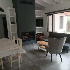 Et opholdsområde på Cómoda casa de 2 dormitorios con amplio jardín