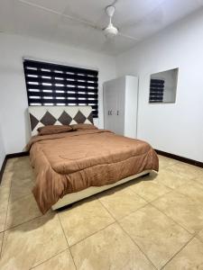 En eller flere senge i et værelse på Bukit Permai Homestay