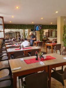 Restaurace v ubytování Hotel Abadias De Zapatoca