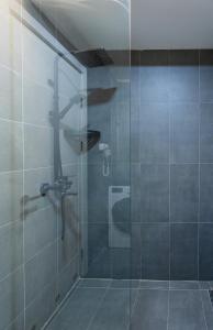 古多里New Gudauri - Feel Like a Kid - Cozy Apartment的带玻璃门淋浴间的浴室 更多31张照片