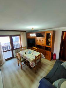 een woonkamer met een tafel en een bank bij appartamento Casa Lucia in Cencenighe