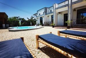 un resort con piscina e un edificio di Villa Flower Zanzibar a Kiwengwa