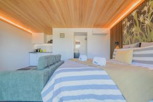 Ένα ή περισσότερα κρεβάτια σε δωμάτιο στο Lake Serenity by Ohana- Lake & Church Views Studio