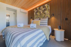 Ένα ή περισσότερα κρεβάτια σε δωμάτιο στο Lake Serenity by Ohana- Lake & Church Views Studio