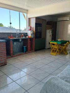 una cucina con un tavolo e un piano di lavoro di Pousada M&J a São Gabriel