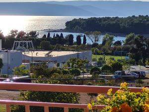 vista su un parcheggio e su una cassa d'acqua di Casa Croatia a Punat