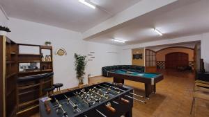 un soggiorno con tavolo da ping pong di Casa rural de estilo rústico a Bonastre