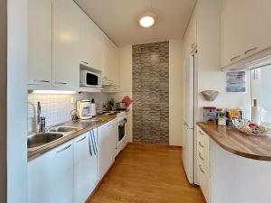 Kuchyň nebo kuchyňský kout v ubytování Elegant and Cozy Apartment with Sauna in Espoo