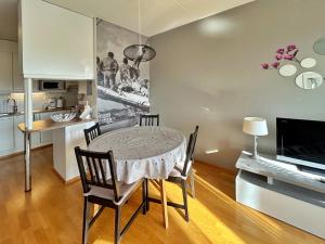 TV a/nebo společenská místnost v ubytování Elegant and Cozy Apartment with Sauna in Espoo + 3 fotografie