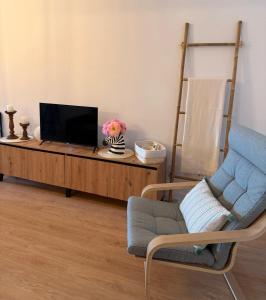 a living room with a tv and a chair at Apartamento Coque -Cazorla in Cazorla