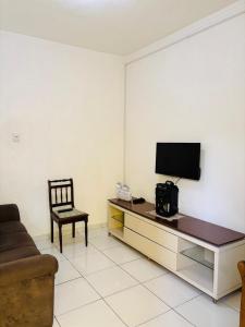 TV a/nebo společenská místnost v ubytování Aconchego econômico