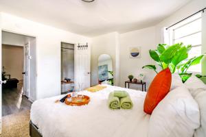 Postel nebo postele na pokoji v ubytování Jungle House Luxury Homes - Columbus Downtown Short North - Steps to Convention Center & Nationwide Arena - Sleeps up to 6 - Free Parking - Over 5,800 Five Stars + 37 fotografií