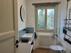 un bagno con lavandino e finestra di Mia Piccola Casina ad Arcevia Altre 38 foto