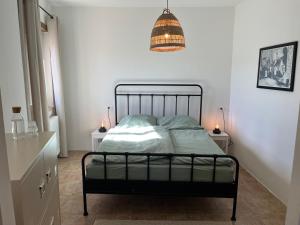 una camera con letto e luce a ciondolo di Mia Piccola Casina ad Arcevia