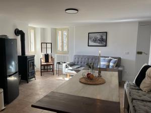 un soggiorno con un divano e un tavolo di Mia Piccola Casina ad Arcevia