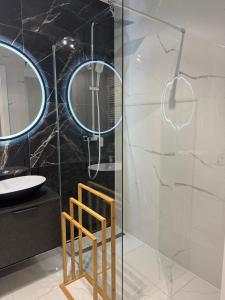 Et badeværelse på Apartamenty Cegielnia 1 Lux-Haus + 11 billeder