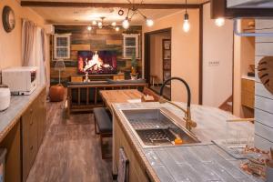 una cucina con piano cottura e camino di comma, here 