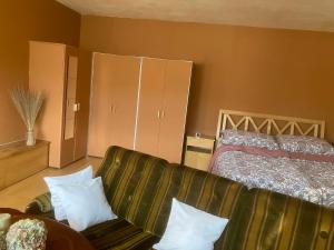 a living room with a couch and a bed at Ferienwohnung Weißenstein in Weissenstein