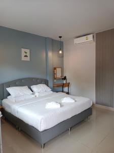 una camera da letto con un letto grande con lenzuola bianche di ดาธชา ลอฟท์วิว a Seka