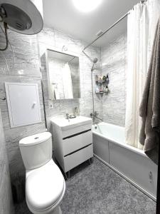 Ένα μπάνιο στο 2 BR stylish apartment in the most Center of Tashkent