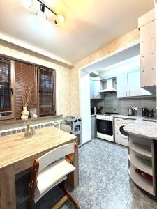 Η κουζίνα ή μικρή κουζίνα στο 2 BR stylish apartment in the most Center of Tashkent