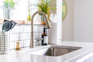 Fotografie z fotogalerie ubytování Jungle House Columbus Short North Downtown Free Parking - Steps to Convention Center & Nationwide Arena - 1BR Luxury Home - Sleeps 6 - Over 5,800 Five Star Stays v destinaci Columbus