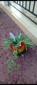 een speelgoedkip die op de grond naast een trap zit bij Latricia Home Stay in Moshi +1 foto